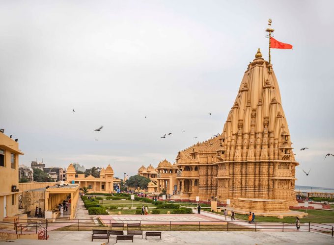 Sacred Splendor: Junagadh & Somnath Temple Day Tour from Rajkot